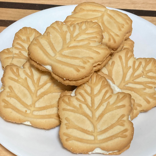 MAPLE LEAF COOKIES - Shortbread Cookies with Maple Cream